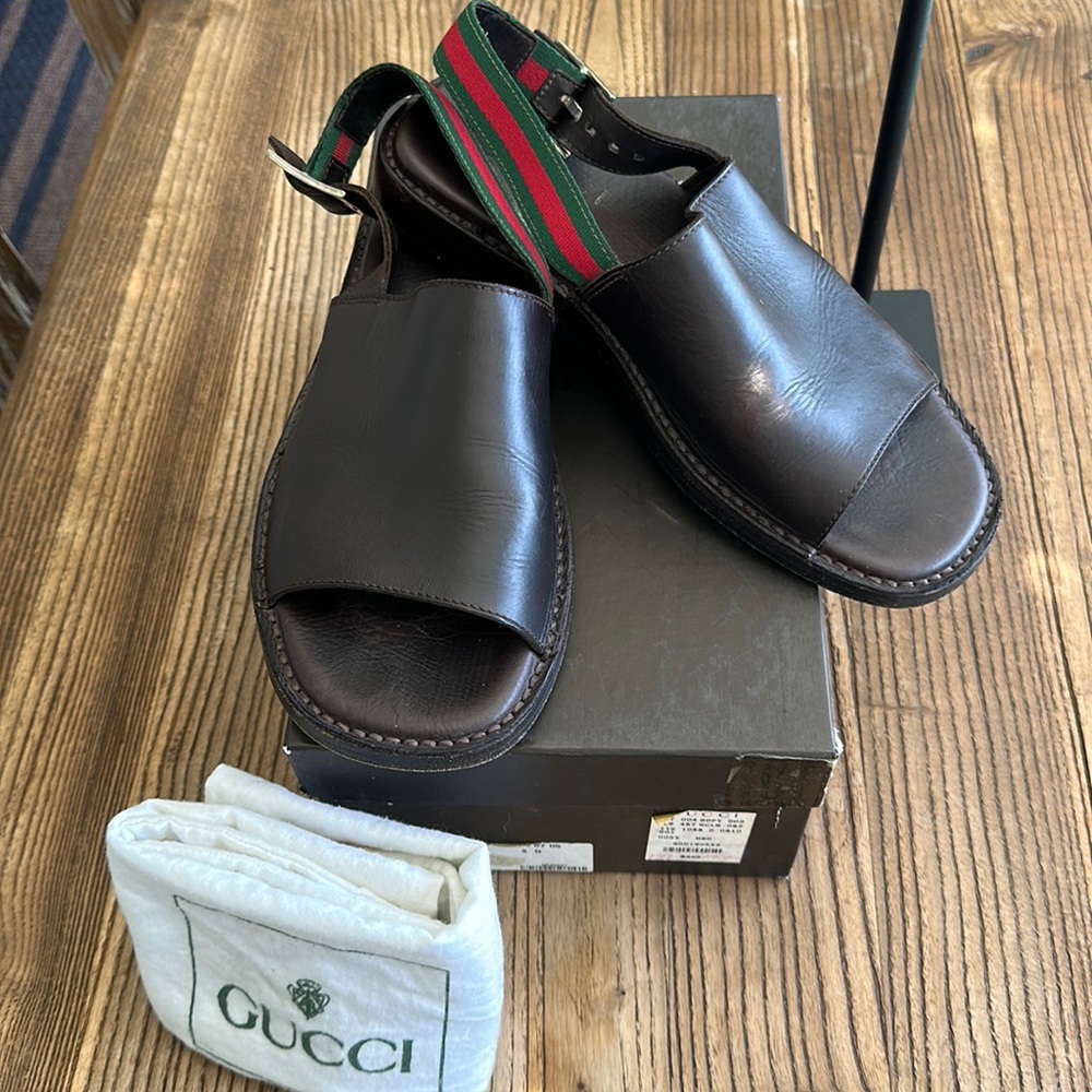 Gucci Dark Brown Leather Sandal. Size 8